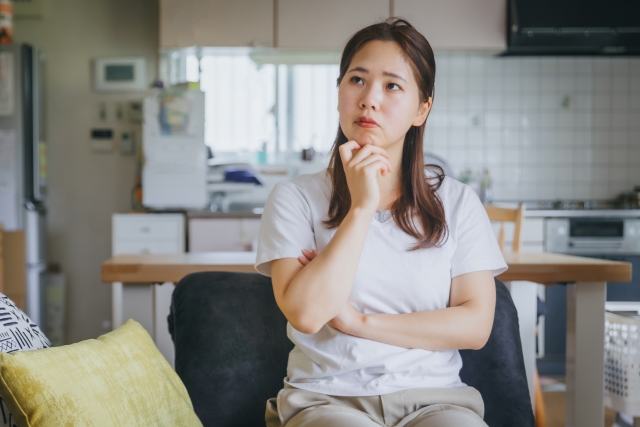 伊丹市のリフォーム業者を選ぶのに悩む女性